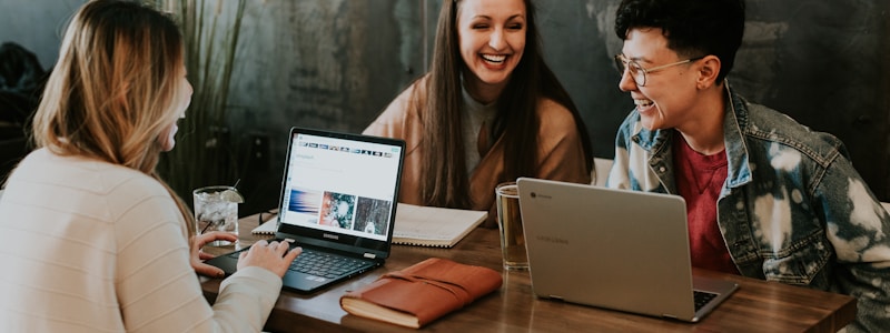 Studenti che collaborano e condividono appunti universitari